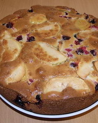 Шарлотка с яблоками и смородиной