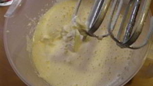 шарлотка с яблоками и смородиной