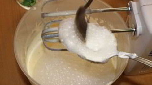 шарлотка с яблоками и смородиной