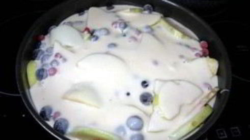 шарлотка с яблоками и смородиной