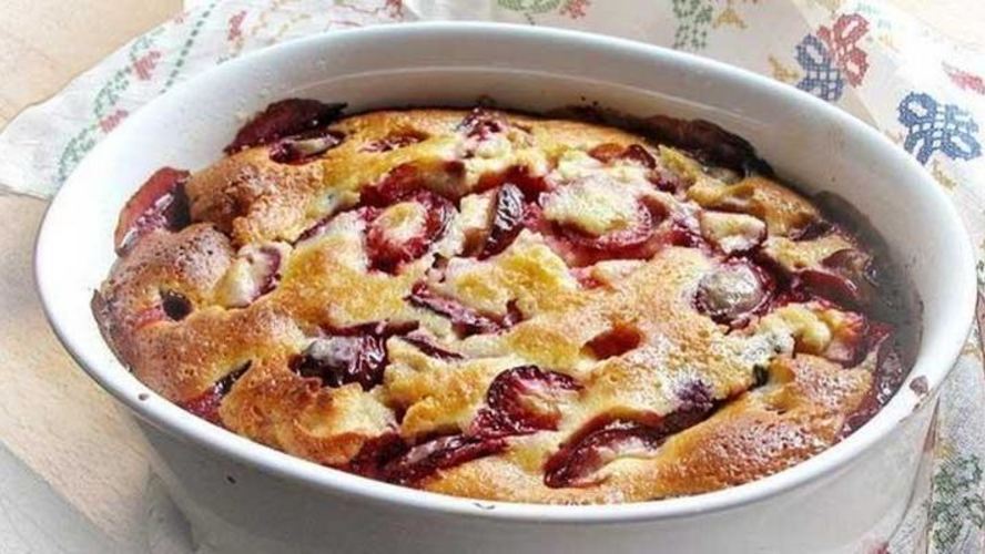 Рецепт шарлотка со сливами и коньяком