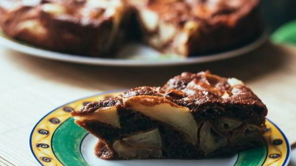 Рецепт Шоколадная шарлотка с яблоками, сливами и творогом