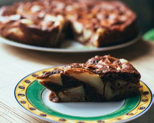 Шоколадная шарлотка с яблоками, сливами и творогом