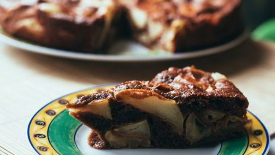 Рецепт шоколадная шарлотка с яблоками, сливами и творогом