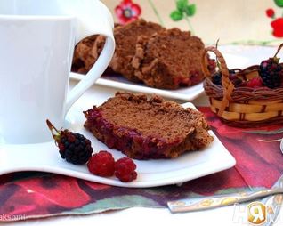 Шоколадная шарлотка с ягодами