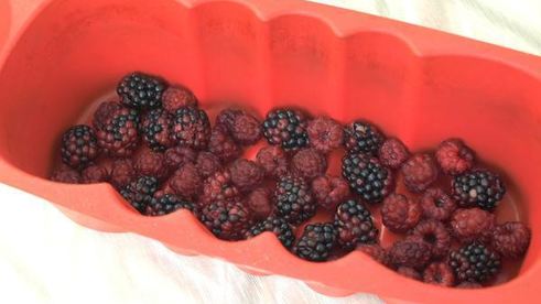 шоколадная шарлотка с ягодами