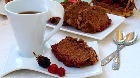 шоколадная шарлотка с ягодами