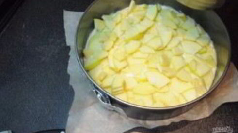 воздушная яблочная шарлотка