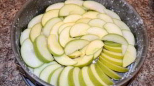 яблочная шарлотка простая