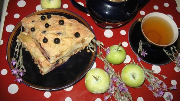 Рецепт Яблочная шарлотка с черной смородиной