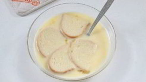 яблочная шарлотка с хлебом