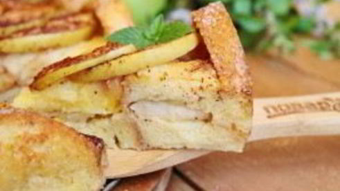 яблочная шарлотка с хлебом