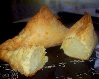 Слоено-дрожжевые конвертики с картофелем и сыром