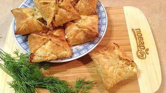 Рецепт Слоеные конвертики с лососем и брынзой