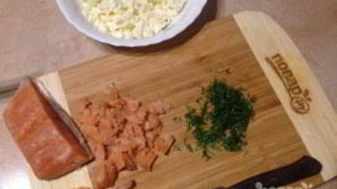 слоеные конвертики с лососем и брынзой