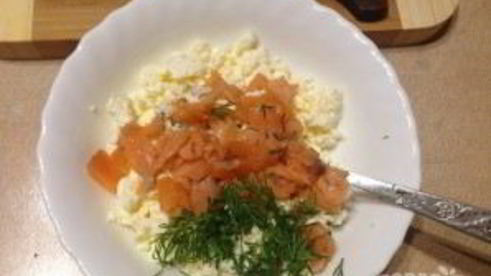 слоеные конвертики с лососем и брынзой