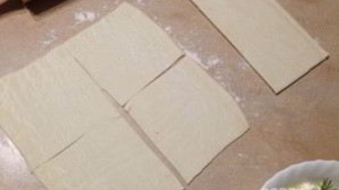 слоеные конвертики с лососем и брынзой