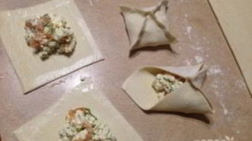 слоеные конвертики с лососем и брынзой