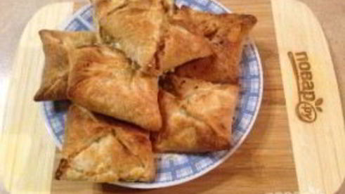 слоеные конвертики с лососем и брынзой