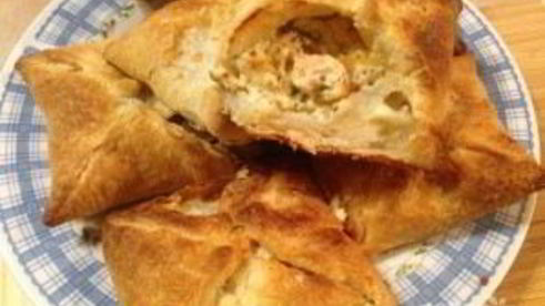 слоеные конвертики с лососем и брынзой