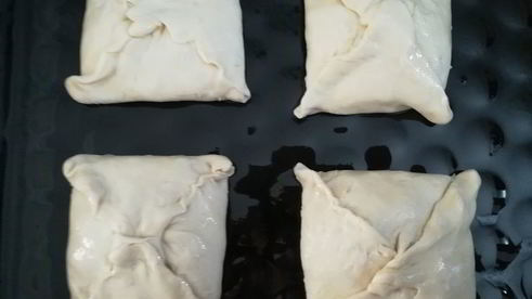 слоеные конвертики с сыром