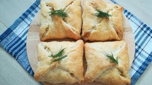 слоеные конвертики с сыром