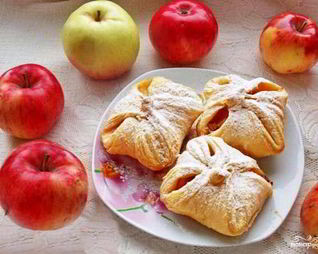 Слоеные конвертики с яблоками