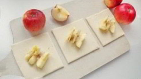 слоеные конвертики с яблоками