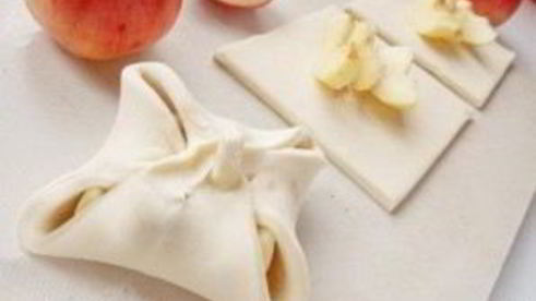 слоеные конвертики с яблоками