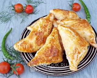 Слойки из бездрожжевого слоеного теста с ветчиной