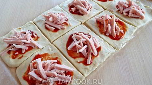 слойки из бездрожжевого слоеного теста с ветчиной