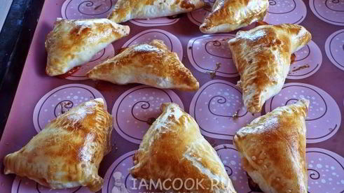 слойки из бездрожжевого слоеного теста с ветчиной