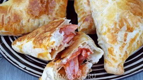 слойки из бездрожжевого слоеного теста с ветчиной