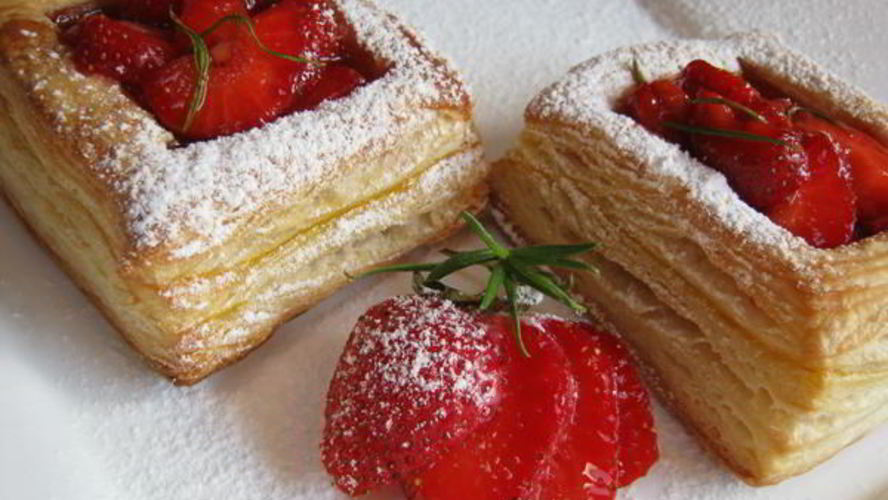 Рецепт слойки с клубникой в розмариновом меду