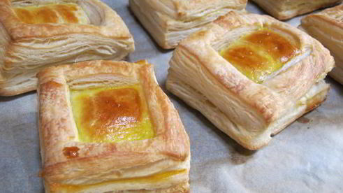 слойки с клубникой в розмариновом меду