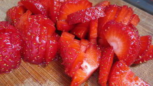 слойки с клубникой в розмариновом меду