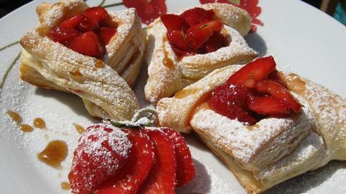 слойки с клубникой в розмариновом меду