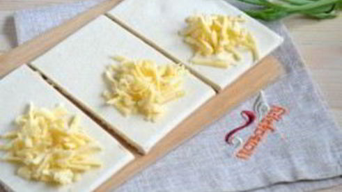 слойки с сыром из готового слоеного теста