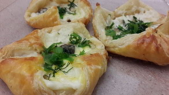 Рецепт Слойки с сыром, курицей, грибами и соусом бешамель