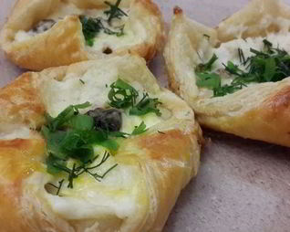 Слойки с сыром, курицей, грибами и соусом бешамель