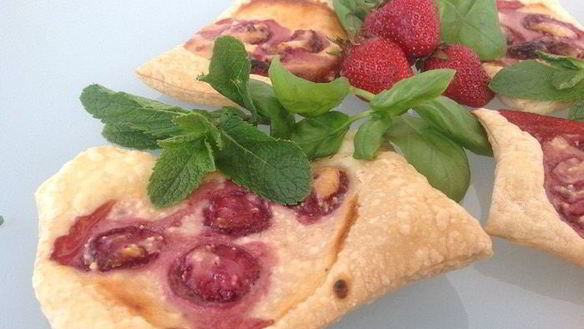 Рецепт Слойки с творогом и клубникой