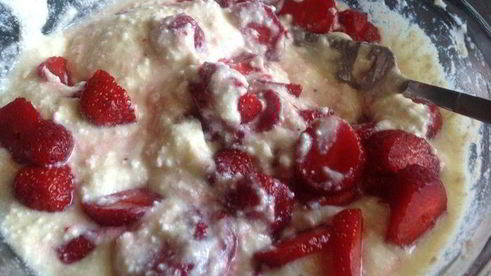 слойки с творогом и клубникой