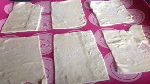 слойки с творогом и клубникой