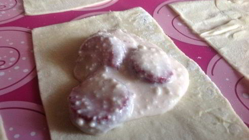 слойки с творогом и клубникой