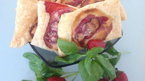 слойки с творогом и клубникой