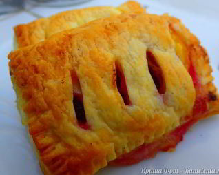 Слойки с творогом и вишней