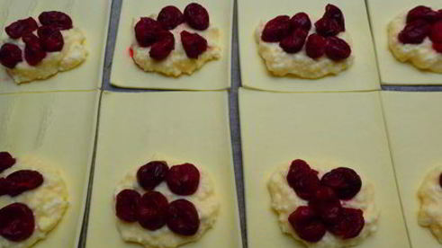 слойки с творогом и вишней