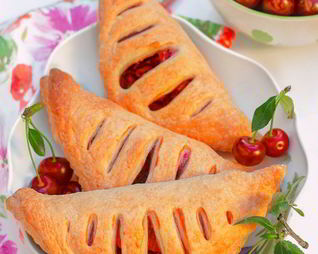 Слойки с вишней