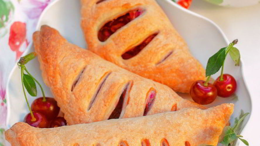 Рецепт слойки с вишней