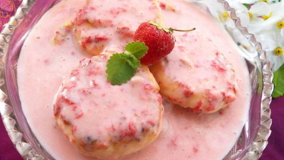 Рецепт Десерт из сырников в сметане с клубникой